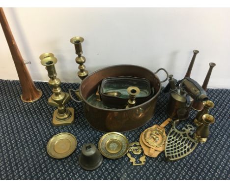 A quantity of various brass and copper ware to include horn, basin, candlesticks, paraffin lamp, etc. IMPORTANT: Online viewi