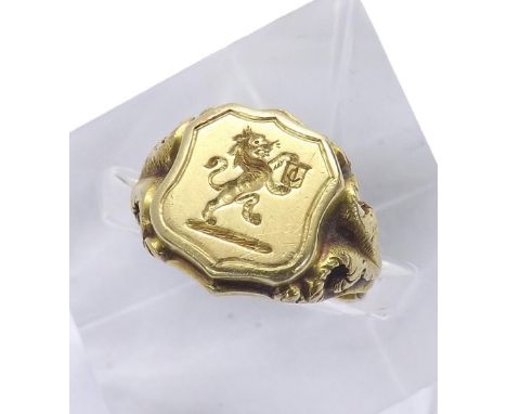 Victorian 18ct gentleman's family crest ring, Birmingham 1864, the intaglio tablet with a  lion crest, 11.1gm, ring size O/O-