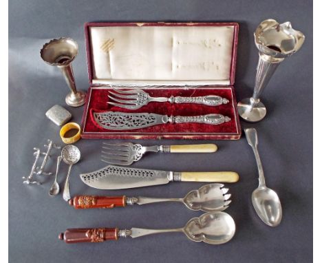 Mixed assorted silver plate to include cased fish serving cutlery of pierced blade and fork, further fish serving cutlery, La