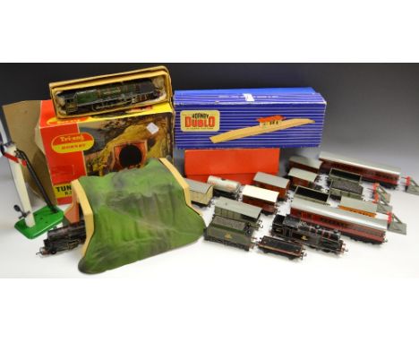 Hornby Triang engines, rolling stock and accessories - no.2 single arm;  Tunnel, R.576;  platform;  00 gauge Duchess of Montr