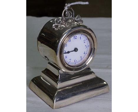 An Edwardian silver cased desk clock, with enamel dial, H12cm