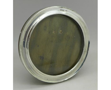 A circular silver photograph frame, Birmingham 1945, Sander & Mackenzie, 11cm