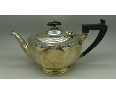 A silver teapot, Sheffield 1930, 645g, 20oz