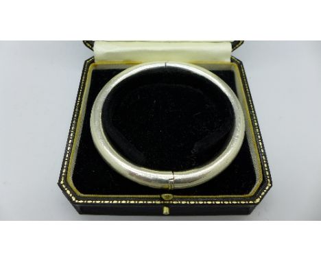 A silver bangle, 25g