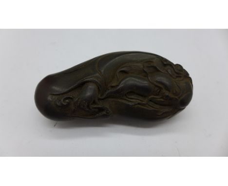 A carved netsuke, 8cm