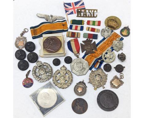 A mixed lot of late 19th/early 20th century British Military related items to include Rifle Brigade cap badges, buttons, and 