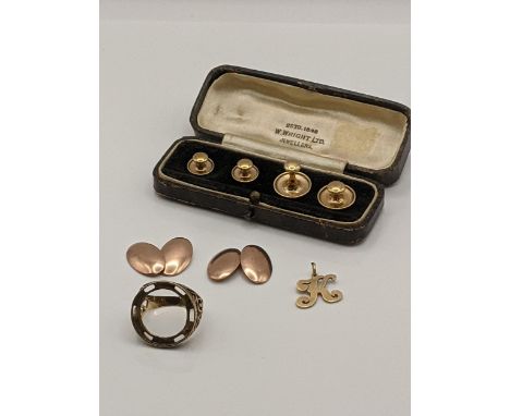 Mixed 9ct gold items to include a pair of 9ct gold cufflinks, a 9ct gold pendant in the form of the letter K, along with a 9c