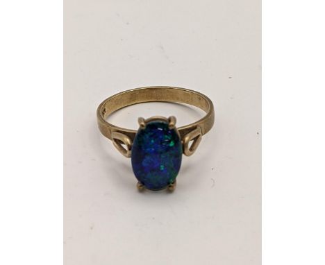 A 9ct gold ring set with a oval shape opal, total weight 2.9gLocation: 