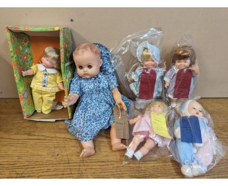 A collection of vintage dolls to include a boxed Toddler Thumbelina (box A/F) along with three others without boxes, a 1960's