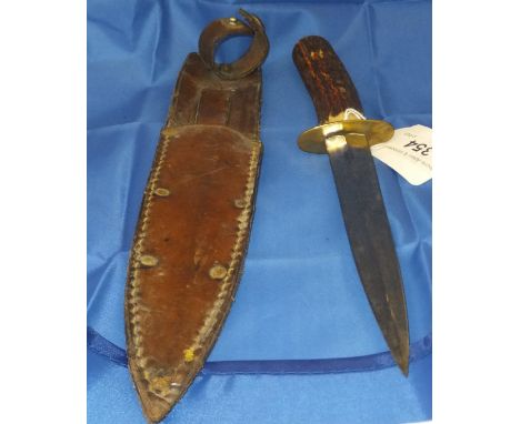 An antler handled hunting knife in brown leather case CONDITION REPORTS Length of blade approx 17.5cm, length of whole knife 