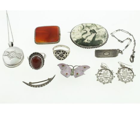 A quantity of silver jewellery to include a Victorian locket with broken chain, a moss agate &amp; carnelian  brooch, an enam