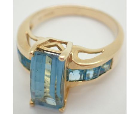 9ct gold Art Deco style blue topaz ring size O 4.7g