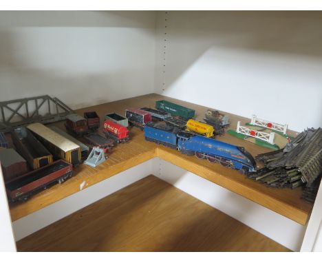 00 Gauge Railway N/R including three Rail Loco Sir Nigel Gresley, tin plate carriages etc.Condition report: All in poor condi