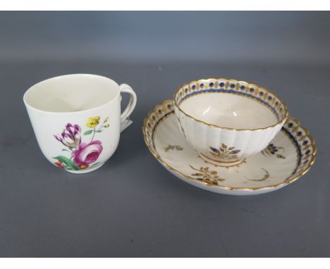 A Vienna coffee can with floral design  - Height 6cm - Condition report: Good condition - An 18th century Caughley Salopian t