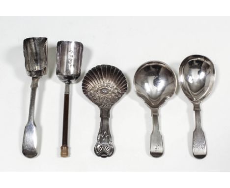 Two George III silver caddy spoons - with plain shovel bowl and fiddle pattern handle, possibly by Richard Parr, London 1798 