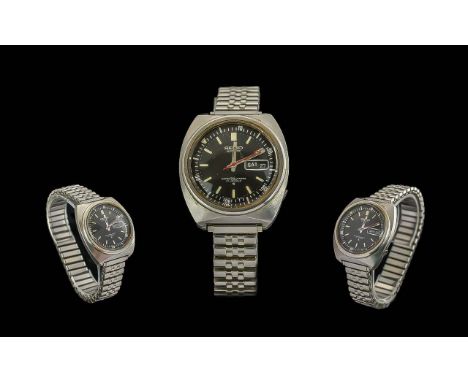 Seiko 17 Jewels Gents Iconic Steel Cased Automatic Wrist Watch. Features Black Dial, Day-Date Display Window, Water Resistant