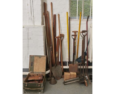 Miscellaneous Victorian and later beech planes, a Record bench vice and garden tools  In generally good condition