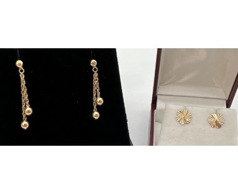 2 pairs of vintage 9ct gold earrings. A pair of flower studs with sun-ray detail, together with a pair of drop ball and chain