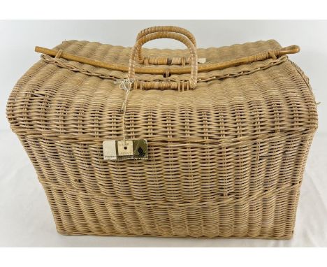 A vintage cane travel bag with carry handles and sliding cane fastening to top. Approx. 32 x 49 x 39cm. 