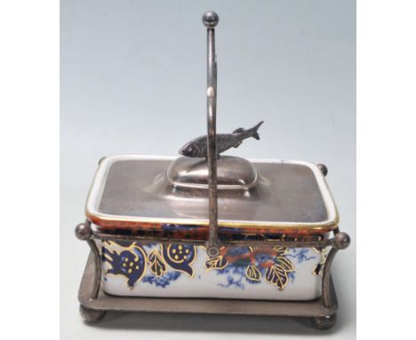 A charming antique late 19th century / early 20th century Victorian Imari pattern caviar / butter dish. The ceramic dish with