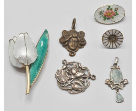 A collection of vintage and antique brooches to include a silver Charles Horner pendant with blue enamel (hallmarked Chester 