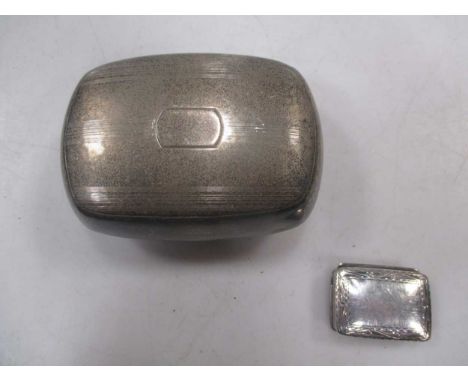 A modern silver pillbox together with a continental metalwares hammered finished snuff box (2)