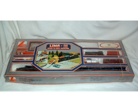 LIMA 81248 00 Road to Rail Terminal Set comprising a BR Green 0-6-0Ds, Motorail Wagon, 3 x other Freight Wagons, an oval of T