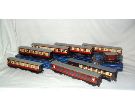 HORNBY DUBLO 2 and 3R and WRENN - 7 x Coaches and a Good Brake Van - Hornby Dublo - 3R 2 x D11 BR Gresley Red and Cream Compo