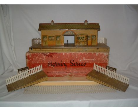 HORNBY 0 Gauge Series 4 Wayside Station Ripon with Ramps (Fair Plus) and an Extension Platform with Railings (Excellent) in a