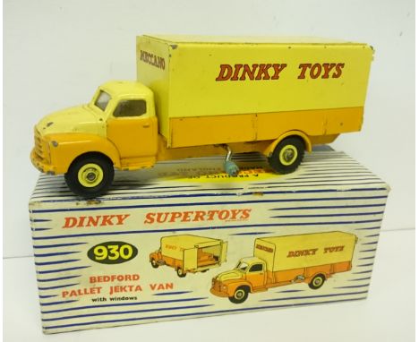 Dinky Toys 930 Bedford Pallet Jekta Van, yellow/orange, 'Dinky Toys' to sides and 'Meccano' behind cab, with 2 x pallets. Ove
