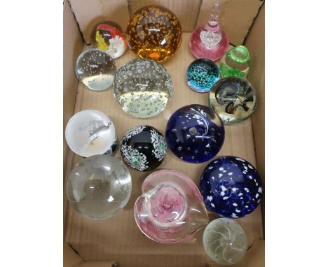 Fifteen various assorted Studio glassware paperweights 