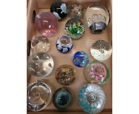 Fifteen various assorted Studio glassware paperweights 