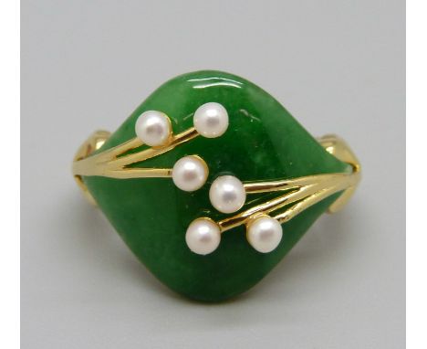 A jade and freshwater pearl silver-gilt ring, O 