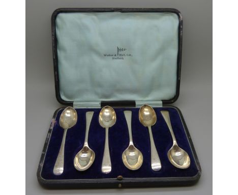 A case set of six silver spoons, Walker &amp; Hall, Sheffield 1977, 146g 