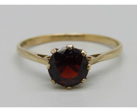 A 9ct gold garnet solitaire ring, 1.5g, T 