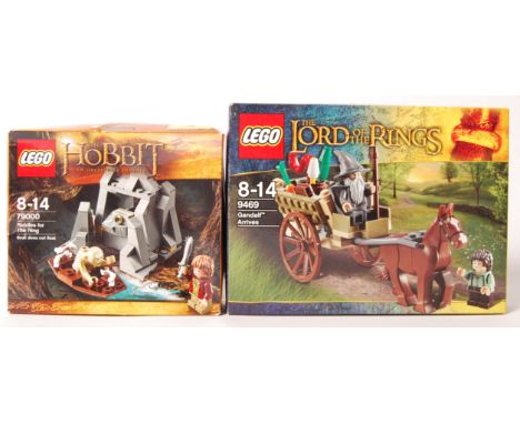 Lego Lord of the Rings series set No. 9469 ' Gandalf Arrives ' and the Hobbit series No. 79000 'Riddles for the Ring' . Vendo
