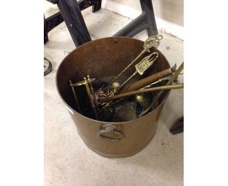 A heavy copper coal scuttle with a coppper hunting/post horn and other brass items.