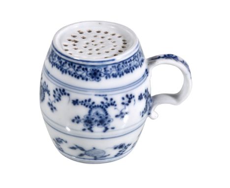  A Meissen blue and white  Zwiebelmuster   (Onion pattern)     barrel-shaped sander,   mid 18th century, applied with auricul