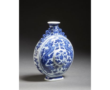 Chinese Art A blue and white porcelain moonflask bearing a Daoguang seal mark at the base China, 20th century . . Cm 17,50 x 