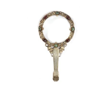 Chinese Art A magnifying glass with gilt silver mount and white jade handle China, 19th century . . Cm 10,00 x 18,50.