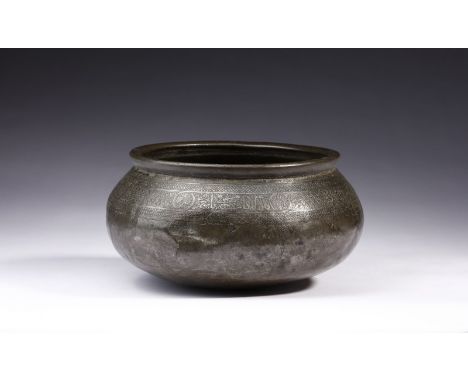 Islamic Art A tinned copper basin Mamluk domain, 15th century . . Cm 20,50 x 10,50.