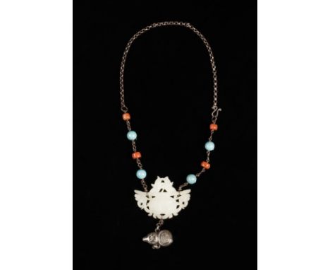 Chinese Art A silver necklace with white jade pendantChina, 20th century . . Cm 27,50. Fitted with turquoise and coral beads.