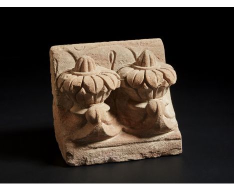 Indian Art A Mughal red sandstone architectural stand Northern India, Rajasthan, Bikaner, 19th century . . Cm 15,00 x 12,50 x
