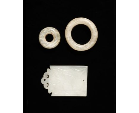 Chinese Art A group of three jade items China, 19th century . . Cm 3,00 x 4,50.