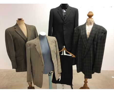Three vintage gentleman's jackets together with a vintage two piece gents suit. 42-44 L