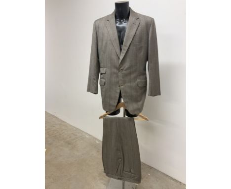 A good quality vintage gentleman's heavy wool bespoke two piece two button suit by Fogg and Ellis. Size 42-44L