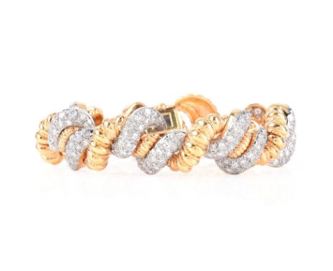 Vintage Approx. 7.50 Carat Pave Set Round Brilliant Cut Diamond and 18 Karat Yellow Gold Bracelet. Diamonds G color, VS1 clar