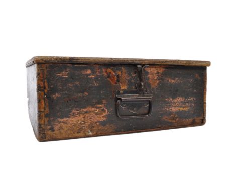 An early 20th oak ammunition / tool case box with lift up lid with metal strap hinges and metal handle to top.&nbsp;