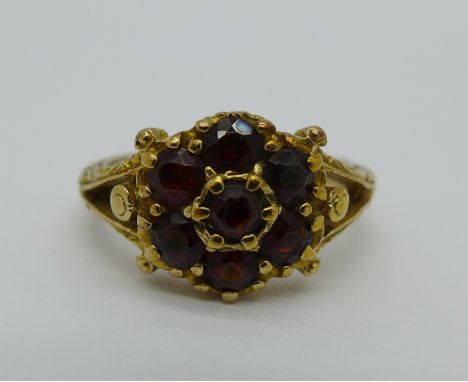 A 9ct gold and garnet ring, 3.4g, K