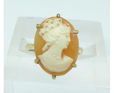 A 9ct gold cameo ring, 2.5g, K